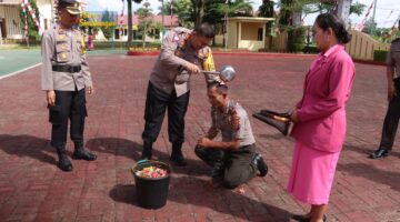 Tradisi Penyiraman Air Kembang Warnai Kenaikan Pangkat di Polres Simalungun