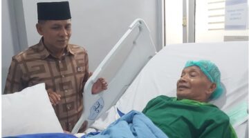 Bacawabup Baital Mukadis Besuk Pimpinan Dayah Ashabul Kahfi yang Dirawat di Jakarta