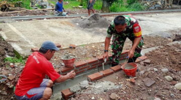 Supodo Bersama Warga, Gotong Royong Bangun Talud Jalan Desa