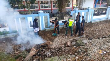 Menumbuhkan Rasa Perduli Babinsa ikut Gotong Royong Bersama Siswa Siswi